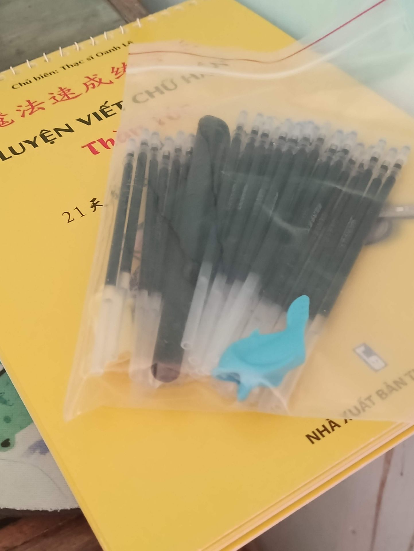 hàng siêu đẹp, giao nhanh, học chắc sẽ chăm hơn, chữ đậm nét, bút thù nhìu ngòi, nói chung là tuyệt zời