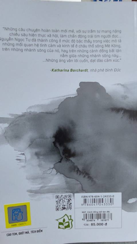 Hơn mười truyện ngắn về thân phận con người vùng sông nước dường như bất tận châu thổ đồng bằng sông Mê kông. Đó đều là những mẩu chuyện mộc mạc nhẹ nhàng không quá bi lụy về những mảnh đời chìm nổi, lênh đênh. Những người dân Nam bộ thật thà, chất phác vẫn bình thản, lặng lẽ sống như vậy từ bao đời trong một không gian rất riêng, dù hoàn cảnh sống còn rất nhiều khó khăn nhưng bặt không một lời ta thán mà chỉ thấy chan chứa tình người.