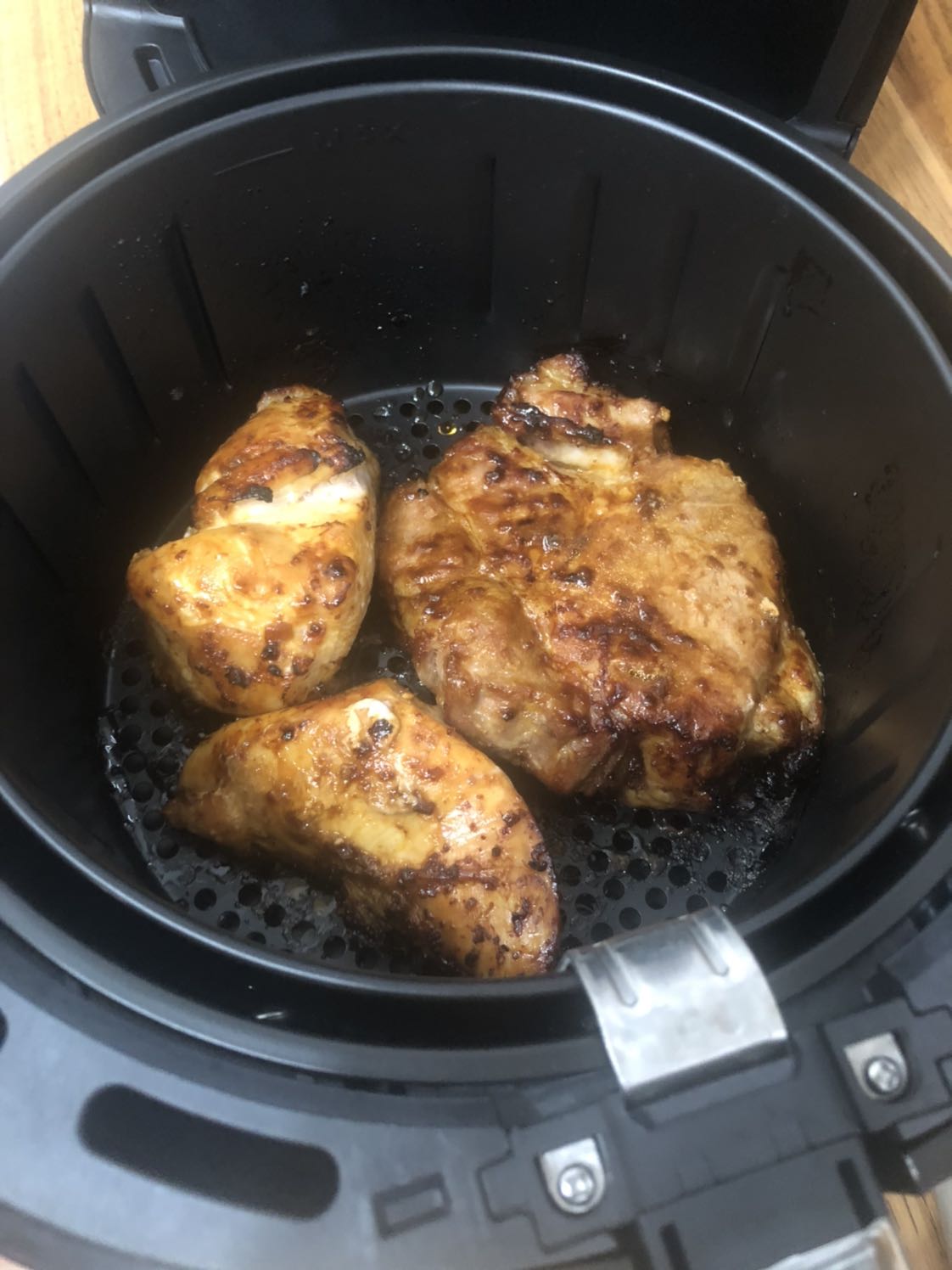 Nhận nồi mới coong nhưng ko có phiếu bảo hành, mình đã gọi cho *** Tiki nhưng chưa nhận được câu trả lời final về phiếu.
Nồi thiết kế rất đẹp, dung tích to nhưng ko bị cồng kềnh. Nồi dễ sử dụng nhưng chắc phải dùng vài lần mới căn được nhiệt độ chính xác. Cũng hơi lo lắng khi có bạn nói mùi nhựa nhiều nhưng mình dùng lần đầu ko thấy có mùi nhựa.