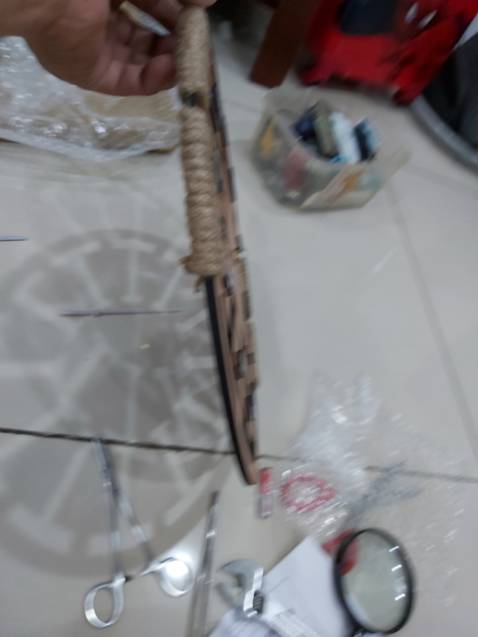 Đồng hồ giao không có khắc chữ ở vòng tròn giữa như hình quảng cáo.
Kim đồng hồ cực kỳ mỏng – rất dễ cong vênh.Bề dày của đồng hồ rất mỏng , 
Gắn pin vào chạy 1 lúc rồi ngưng , chạy lại vài nhịp lại ngưng .
Gắn kim thì số rơi ra – gắn không khéo là cong kim liền .
Nói chung không xử dụng ổn định được .
Cực kỳ không hài lòng .
Yêu cầu trả hàng .
Mã đơn hàng : #330895142