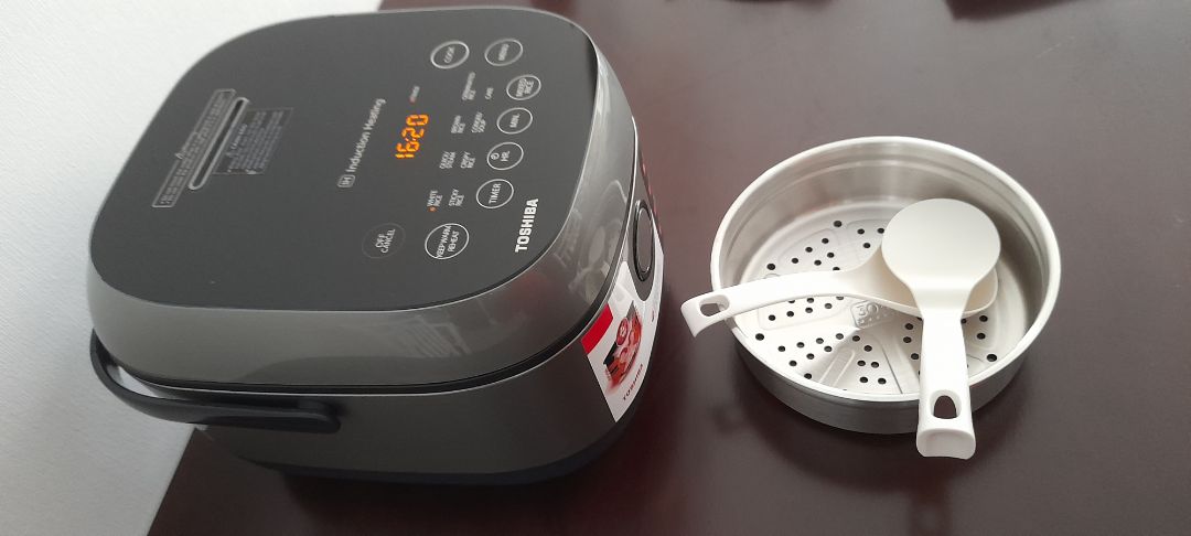 đặt hàng tối hôm trước, mãi hơn 12h trưa hôm sau mới giao sao gọi là nhanh.
shipper tới nơi, gọi, tôi bảo hãy chờ tôi 7 phút tôi đi thang máy xuống. thử hỏi tiki giao hàng trễ, thì việc  tới chờ khách 5 phút hay 7 phút là bình  thường. shipper bảo lẹ lẹ lên trời mưa. shipper đi giao hàng chuyện mưa gió là bình thường. tôi nói chờ 7 phút, xuống sảnh shipper đi mất. tôi nóng quá nói anh có bị khùng không? shipper vinh vào đó nói tôi chửi, tỏ thái độ. cái nồi giá trị trên 3 triệu, mà shipper quá tệ. tôi thanh toán xong, shipper nán lại noi xấu tôi với lao công và bảo vệ trong tòa nhà. shipper sẵn sàng không chờ nỗi 7 phút để khách xuống nhận hàng, nhưng ở lại để nói xấu và cãi tay đôi với khách. tiki hãy xem lại tôi đặt bao nhiêu đơn hàng, nhưng shipper này làm tôi quá nãn. chưa kể hôm nay 8/5 tôi còn 1 đơn giao nhanh bảo giao trước 3h chiều, thì hệ thống ghi nhận 2:53pm giao lần 1 không thành công? giao hồi nào sao tôi ko biết, hay chính  người shipper này cố tình thoái thác. nếu thế thì hãy hủy đơn, chứ đừng để tôi chờ hay tôi phải trả phi cho dịch vụ giao nhanh  được.