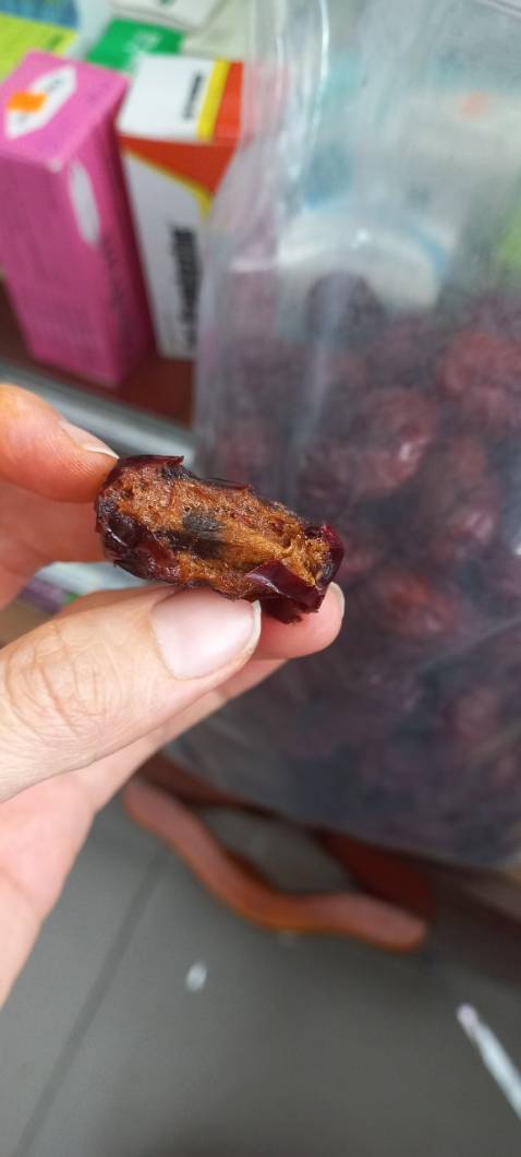 Tạm đc, nghe mùi như có vị thuốc bắc, có lẽ để lâu, trái hơi ẩm, nhìn ngoài bọc thấy rõ, có trái bị đến lốm đốm. Nói chung là cũ. Ko ngon bằng Tân Cương loại mình mua combo 2 gói và Hà Quốc. Nên cân nhắc nếu muốn mua nhé