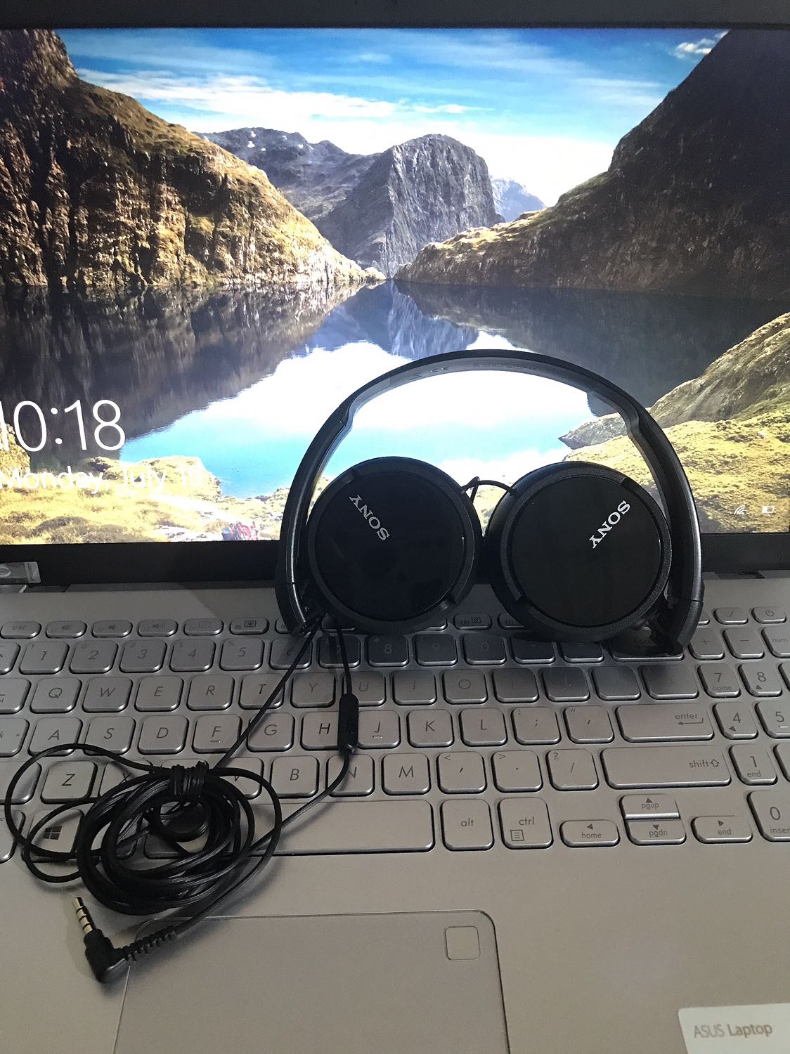 Sản phẩm đẹp, sang trọng, headphone đeo nhẹ rất êm, điều chỉnh độ rộng linh hoạt để vừa tai khi đeo. Thu nhỏ, gọn sản phẩm lại để mang ra ngoài rất tiện. Phần chụp tai có kích thước vừa phải, vừa cảm nhận được chất lượng âm thanh rõ ràng của âm nhạc, vừa có thể nghe được một phần âm thanh nho nhỏ từ môi trường.
Về âm thanh, mình nghe nhạc cổ điển và cũng có nghe nhạc sôi động Âu Mỹ. Âm bass, mid tốt, êm, thể hiện rõ nét, tự nhiên làm bài hát trở nên sinh động. 
Nó chỉ có nhược điểm một chút là bị tạp âm xíu, vì nó không phải over ear dành cho các bạn chuyên nghiệp làm nhạc, âm thanh trong phòng thu. Phù hợp cho các bạn có nhu cầu thưởng thức âm nhạc ở mức độ khá và cần mang di chuyển nhiều. Ngoài ra, nó còn phù hợp cho các bạn văn phòng ít tiếp xúc với khách hàng như mình.
Đóng gói sản phẩm rất kỹ, tránh rung lắc mạnh khi giao ảnh hưởng đến sản phẩm. 
Giá cả hợp lý.
Nói chung về sản phẩm của Sony mình luôn tin tưởng và lựa chọn. 
Mình cảm ơn ạ.