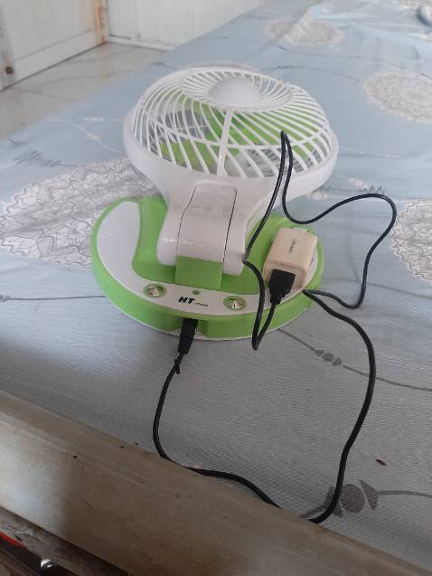 Sản phẩm không giống như quảng cáo, chụp hình quảng cáo như " thiên Nga " Mua về thì thấy là " con vịt bị què", phải tốn tiền mua thêm cục sạc, mua 4 cái quạt có 2 cái bị hư