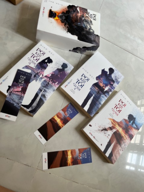Giao hàng nhanh, sách ko bị xây xát gì cả, sách rất đẹp nha, nhưng bộ này thì mình ko có bookmark của tập 2, hơi buồn xíu. Nội dung thì khi nào mình đọc xong sẽ bổ sung cảm nhận.