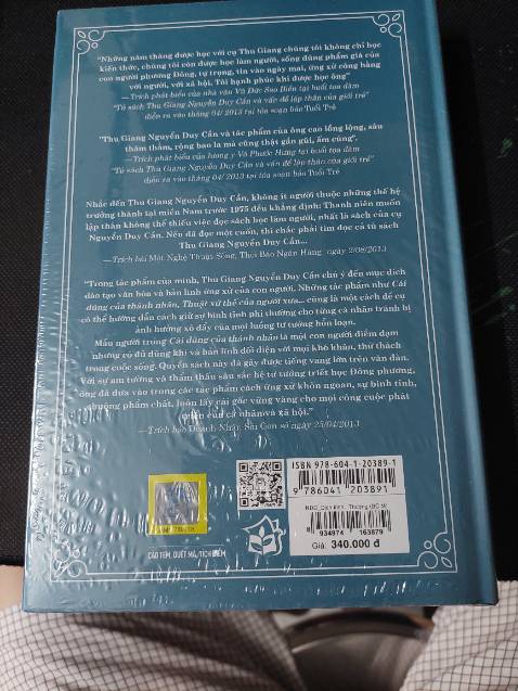 Sách đẹp, dù trời mưa anh giao hàng vẫn đến đúng hẹn! Năm sao nhé!