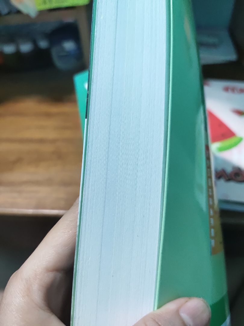 Chữ trong sách mảnh và khá mờ, file nghe thì không sài được cuốn 1 lẫn 2. Mình thấy sách hơi lạ tại vì giấy có 2 màu khác màu, không biết có lí do gì không. Sách có bị cong xíu nhưng không sao. Mình không ở thành phố nên ship hơi đắt với mình. Cảm ơn vì đã đọc nhận xét của mình