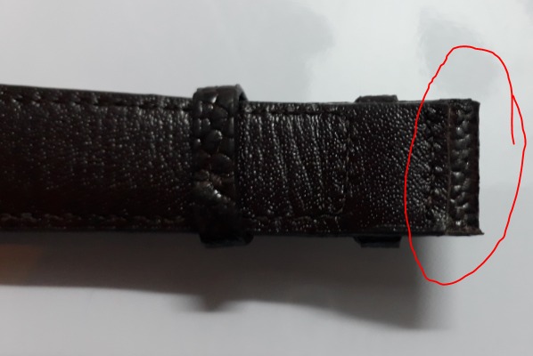 Shop treo đầu de, bán thịt ***. Dây da PU rẻ tiền, không phải dùng da thật.Vân dây nhỏ, thuộc da PU. Dây mua về không có lỗ xỏ luôn. Mua xong coi như vứt đi.