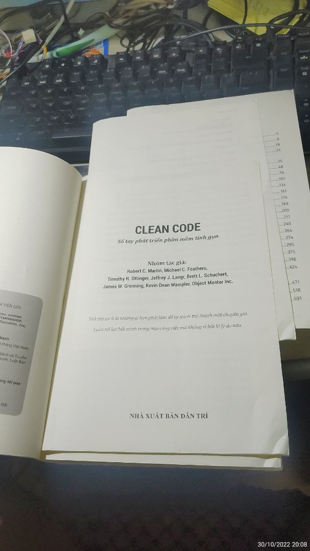 Nhà in đóng sách cẩu thả, nơi bán khi giao hàng cũng không kiểm tra, các trang chưa đóng hết vào gáy sách. Cho 3 sao vì chất lượng giấy in và chất lượng in tốt, giao hàng nhanh chóng.