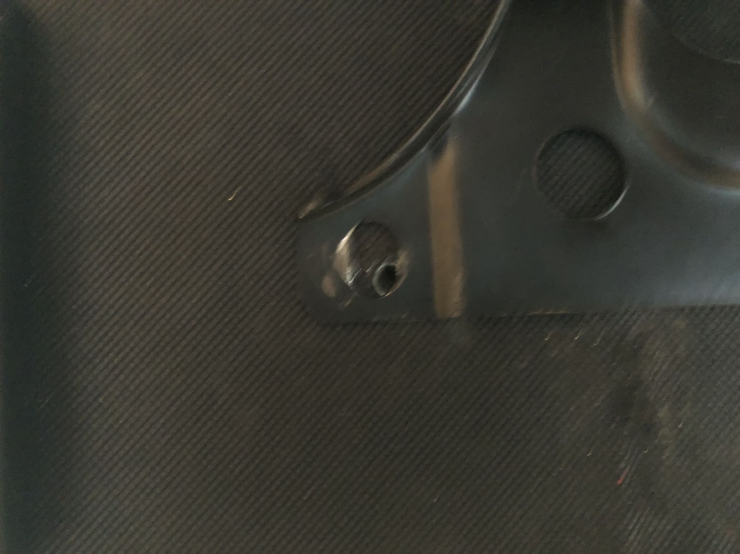 Khá thất vọng vì chân ghế bị trầy xước mất mĩ cảnh dù đã bọc nilon mấy vòng. Riêng phần ốc vít chỗ mặt ghế vì không khớp với miếng kim loại nên không vặn vít đc. Ko biết sau này có rụng rời ra hay không nữa. Trước khi bán ghế shop ko lắp thử hay sao vậy?