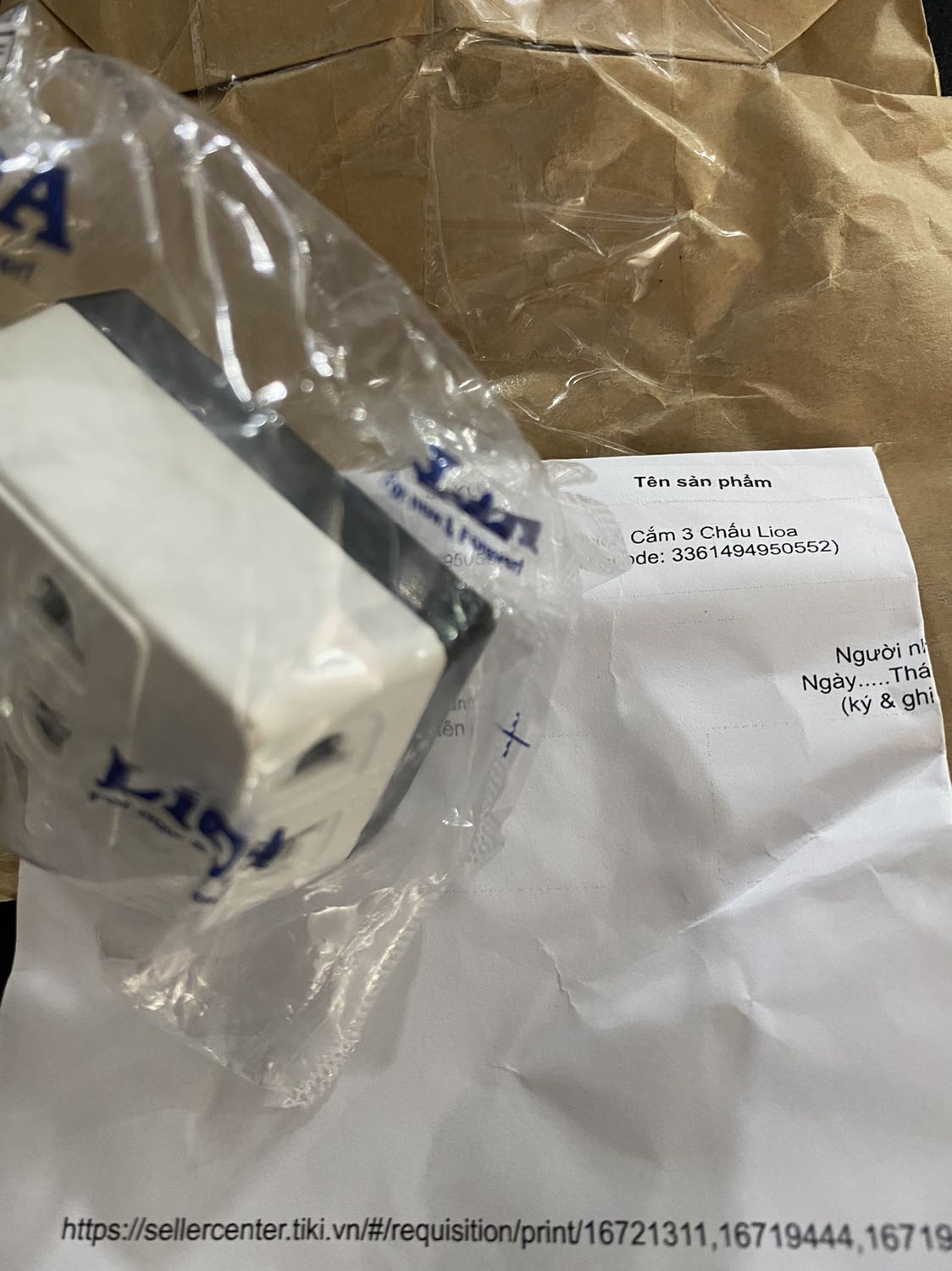 Mình đặt sản phẩm này hai lần, lần đầu tiên giao nhầm đầu chuyển 3 chấu thành 2 chấu. Do giá k cao nên cũng nhận. Đặt lại lần thứ 2 thì giao nhầm thành đầu chia ổ điện. Nên sẽ k có lần thứ 3, thất vọng