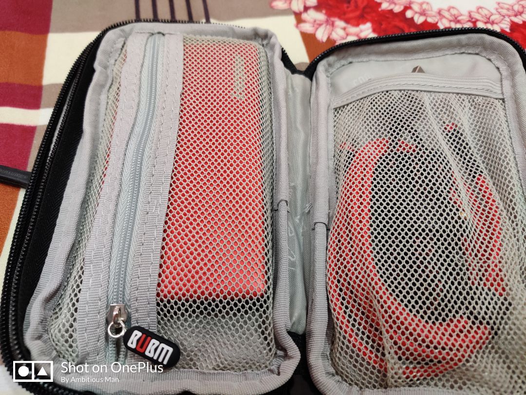 hàng giao nhanh. túi may bên ngoài đẹp. tuy nhiên bên trong ruột túi có nhiều đường chỉ thừa, lởm chởm trông ko chỉn chu lắm. ngoài ra, các ô nhét dây sạc được thiết kế quá nhỏ, ko dùng đc. nếu giảm bớt số ngăn để tăng diện tích thì tốt hơn. chấm 3 sao.