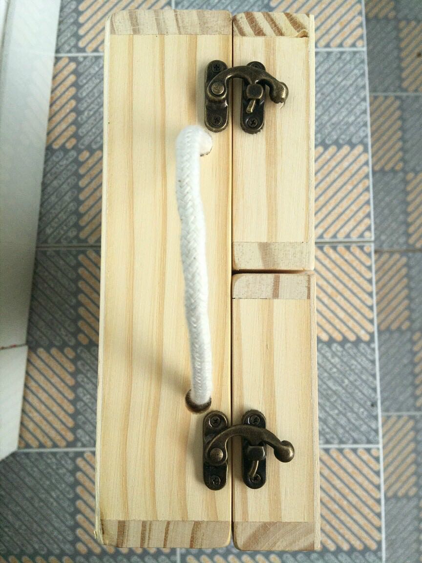 Hàng được giao như hình. Rất đẹp và rất chất lượng. Các chi tiết gỗ được gia công rất tốt, rờ rất êm tay, ko có thanh dằm nào nên ko lo đâm vào tay bé. Thanks shop và Tiki!