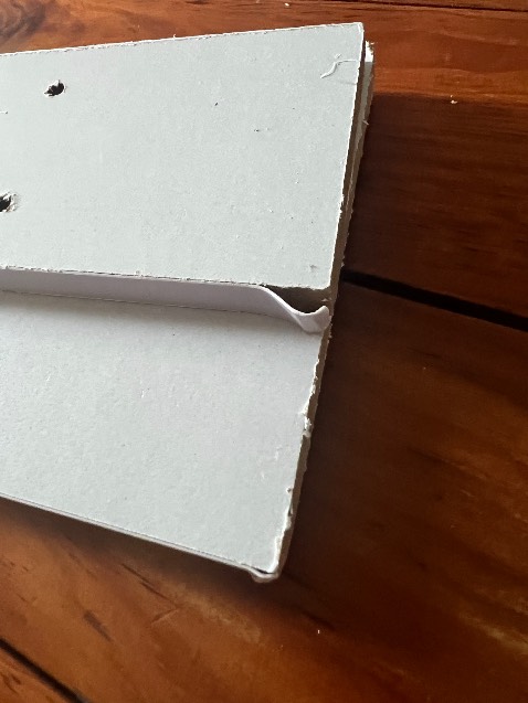 Đặt kệ màu gỗ nhưng giao kệ trắng. Kích thước nhỏ hơn công bố, nhìn khác nhiều so với hình.

Hàng giao bị hư hại như trong hình.