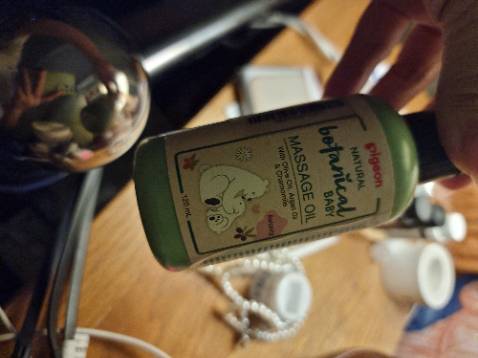 Chất dầu lỏng nhẹ, thơm mùi thoang thoảng. Massage cũng khá tiện đi mượt trên da bé, thiết kế đầu nắp đổ ra sẽ hơi văng và tràn ra nhiều. 
Giá tiền siêu tốt
Tiki giao hàng nhanh.