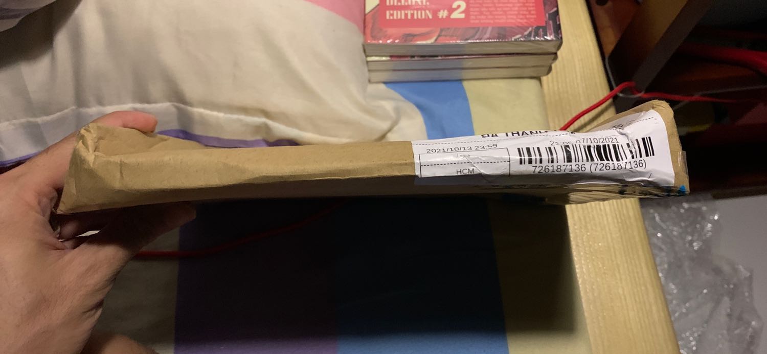 Lần đầu nhận hàng Tiki móp méo thế này, để khui thử xem tình trạng ra sao. Tèng teng hên quá, còn nguyên vẹn