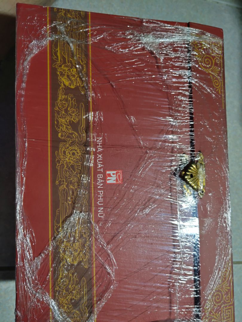 Dùng màng bọc thức ăn bọc hộp làm cho chữ in trên hôm hộp bị dính vào màng bọc thức ăn, dẫn tới việc mất chữ. Khoá của hộp khoá không chặt, thiếu chắc chắn. phần nắp hộp bị hở. ( những điều trên thấy được khi mình chưa tháo màng bọc thức ăn bên ngoài nữa). Tuần trước mới mua box bão táp triều Trần cùng nhà xuất bản Phụ nữ luôn mà box đó có màng bọc đàng hoàng chứ không phải màng bọc thức ăn như này, cảm thấy thất vọng. Ngoài ra thì mình mua box này cùng với cuốn câu chuyện nghệ thuật thì hộp của cuốn đó cũng bị hư hỏng, xin phép cho mình đổi trả sản phẩm này cũng với sản phẩm câu chuyện nghệ thuật luôn