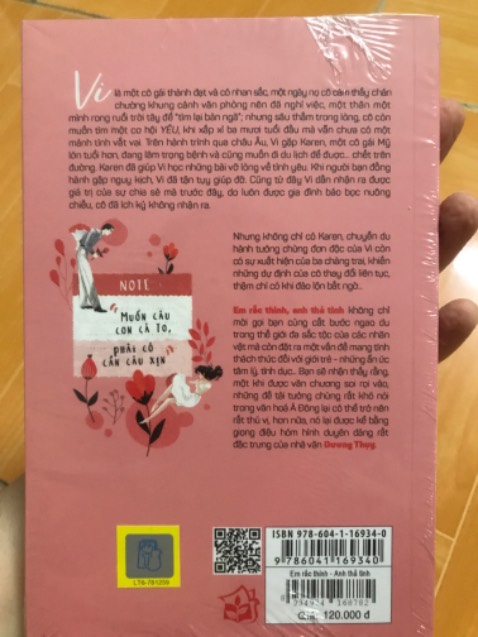 Sách có seal nhưng đóng gói ko kỹ ( ko có bọc chống sốc), giao hàng trễ hơn dự kiến nhưng vì shop có bảo là do bên tiki lấy hàng trễ vs lại shop cũng rep tn nhiệt tình nên là vẫn cho 5 sao
Mới đọc lứơt qua thì nd truyện xoay quanh mặt tình duc nhiều, nhưng đọc rv thì 18+ ở đây ko phải tả cảnh ấy đâu mà là cách nói chuyện xoay quanh vấn đề ấy thôi. 
À có bookmark dễ thương lắm. Đây là cuốn truyện có bìa và bookmark dth và hợp gu mình như v