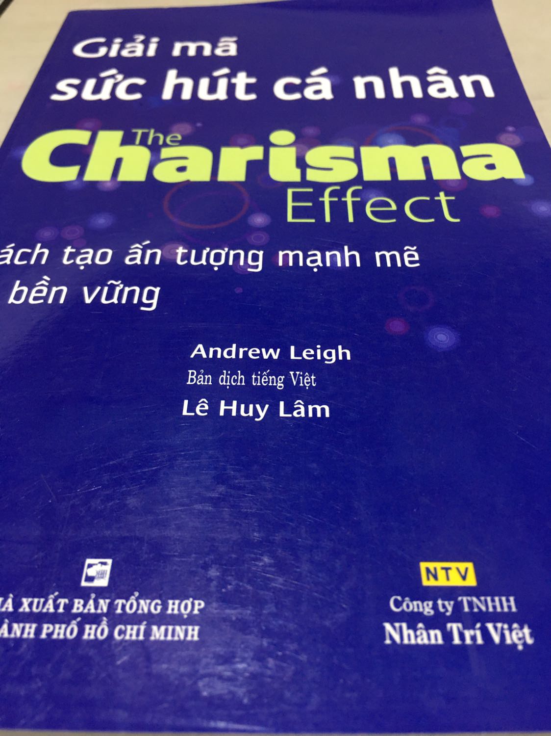 Cuốn sách giải mã những tín hiệu cá nhân để gây thiện cảm tới người khác. Sách cũng cung cấp những cách tạo thiện cảm qua vẻ bề ngoài, lời nói và hành động