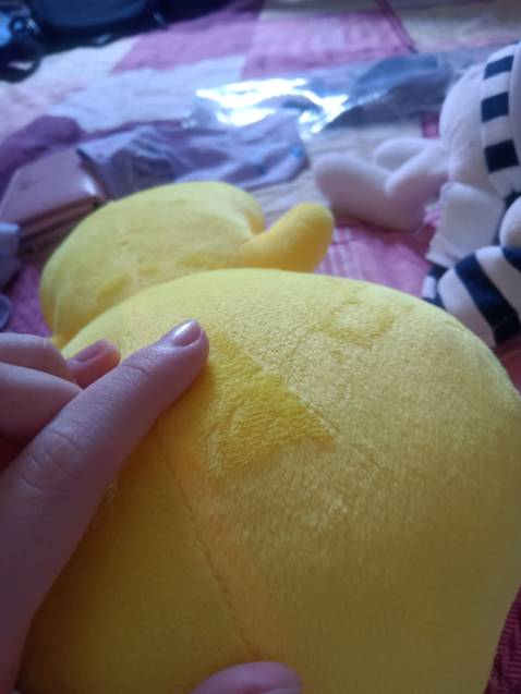 chiều lông của doll may ngược, không theo một chiều, phần mặt thì lông theo chiều vuốt xuống, nhưng phần sau đầu và thân doll lông phải vuốt ngược lên trên, khó vuốt, có phần lông bị bết phía sau. hình cuối cùng là phần lông bị bết dù vuốt xuôi theo chiều lông vẫn ko mượt được. vì tiki ko gửi được video đánh giá nên em chỉ gửi qua hình ảnh, nếu có thể xin hãy liên lạc với em để có thể xem kĩ phần lỗi khi sản xuất này. em cảm ơn ạ