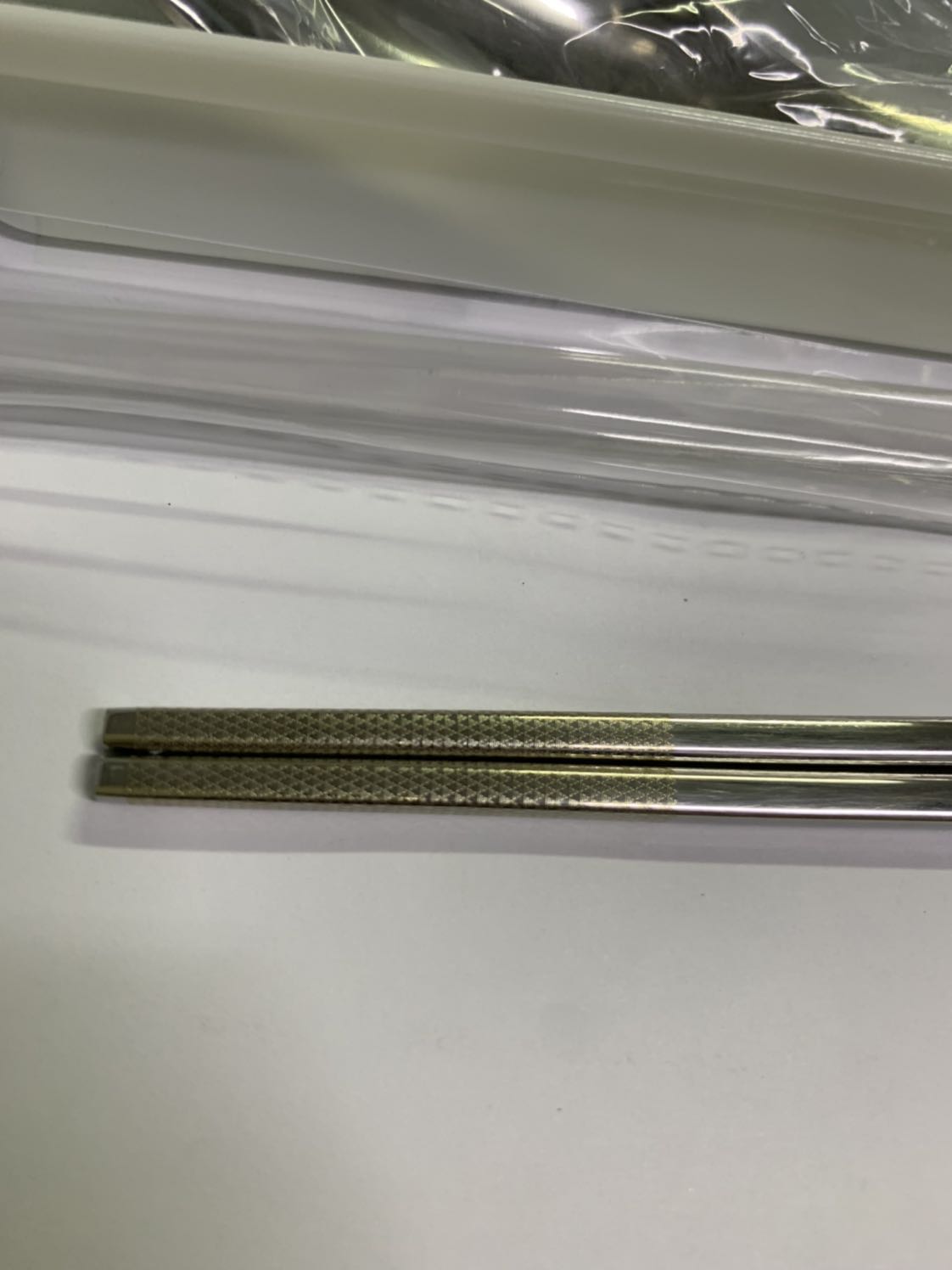 Mới nhận đc hàng tức thì, đẹp. Qua thời gian sẽ thế nào thì chưa biết. Nhưng mới nhận mở ra xem thấy chất lượng, cầm nặng tay.