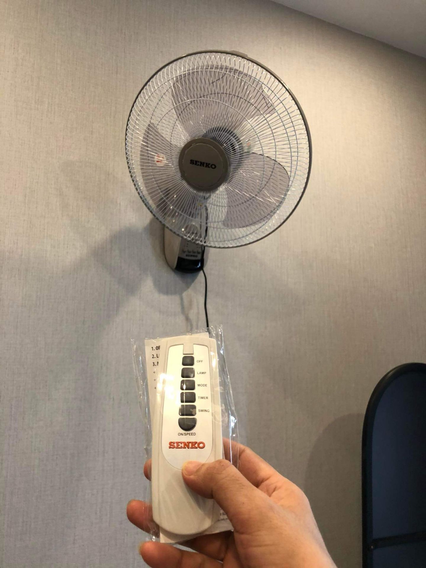 Đặt giao nhanh nên sáng đặt trưa đã nhận được hàng rồi. Mới toanh, màu đẹp wa. Lắp luôn và ngay vì thấy nhiều người bảo tiếng ồn to nên cũng lo. Hiện tại tiếng rất êm, rất mát. Chỉ là ko hiểu sao bấm on (mở) thì luôn ở chế độ "Mid" rồi vài giây sau tự động nhảy xuống "Low". Giá rất tốt cho 1 cái quạt có điều khiển. Hy vọng dùng bền. Cho shop và cả anh giao hàng 5* nhé! Đặt giao nhanh nên sáng đặt trưa đã nhận được hàng rồi. Mới toanh, màu đẹp wa. Lắp luôn và ngay vì thấy nhiều người bảo tiếng ồn to nên cũng lo. Hiện tại tiếng rất êm, rất mát. Chỉ là ko hiểu sao bấm on (mở) thì luôn ở chế độ "Mid" rồi vài giây sau tự động nhảy xuống "Low". Giá rất tốt cho 1 cái quạt có điều khiển. Hy vọng dùng bền. Cho shop và cả anh giao hàng 5* nhé!