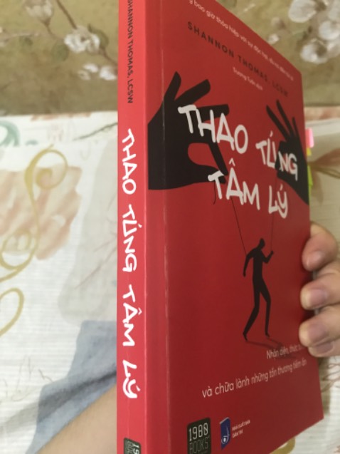 nội dung mình thấy khá ổn, dịch còn một số chỗ hơi khó hiểu. Nội dung với mình khá bổ ích, xoanh quanh vấn đề về hậu quả của việc bị thao túng hay lạm dụng tâm lý, cách nhận diện người có hành vi thao túng tâm lý, các giai đoạn chữa lành nếu như nạn nhân bị thao túng, một số thuật ngữ cũng như phương pháp của bọn thao túng, nhận diện những dạng người là người thao túng tâm lý( ái kỷ, chống đối xh, thái nhân cách) cách phân biệt họ với nhữung chứng bệnh thông thường. Đây có thể nói là một góc của xh mà mình chưa biết tới nhưng có thể rất bổ ích cho bản thân sau này.