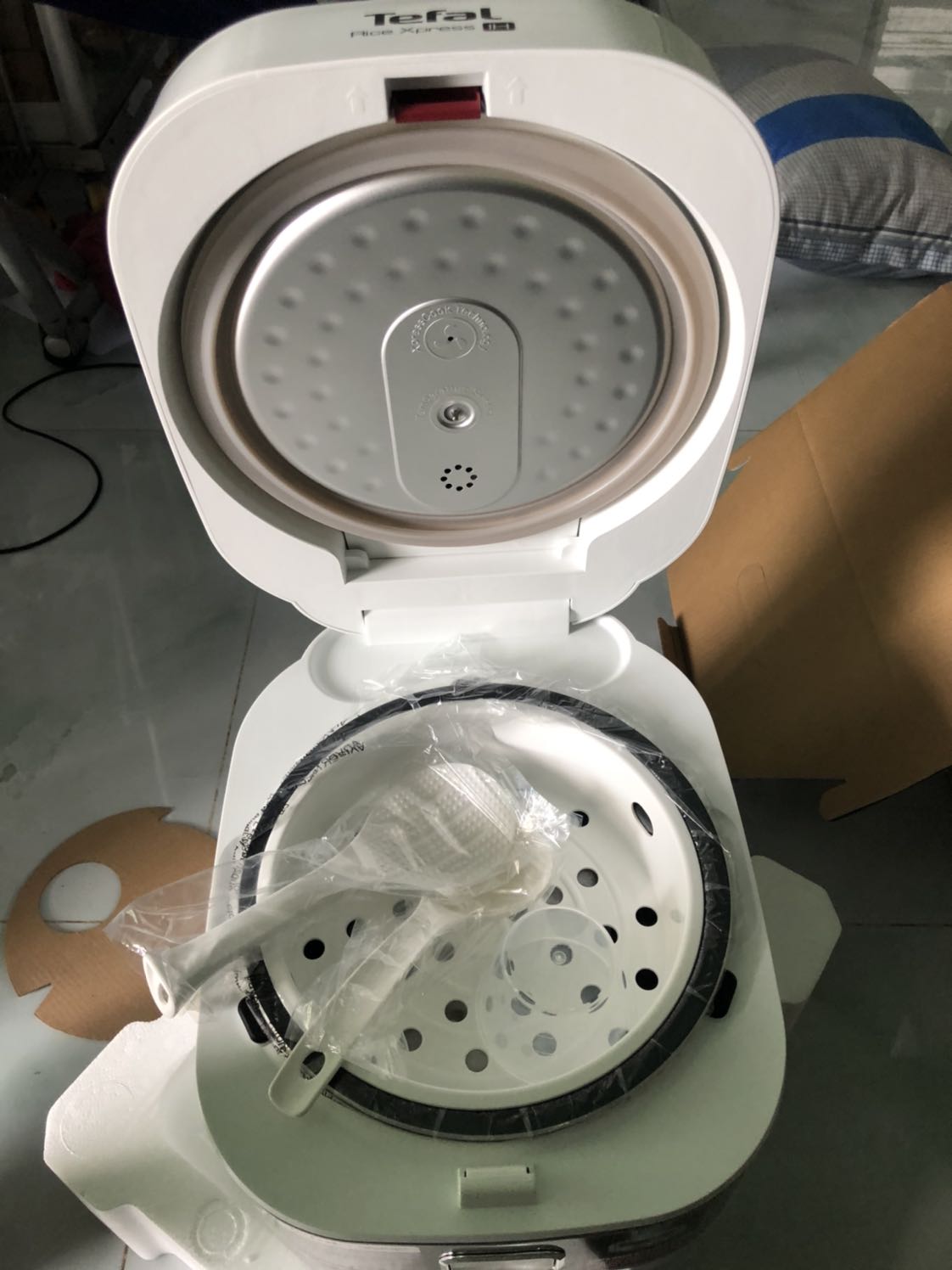 Nồi đẹp nấu cơm ngon . Mềm cơm mà không bị nát . Chống dính tốt . Nắp hơi hở mà khắc phục dc . Vào đây có video khắc phục https://youtube.com/channel/UCrRm10Bm40-XiDdCgQSVZ1Q . Nồi nấu đọng nước hơi nhiều 😀😀