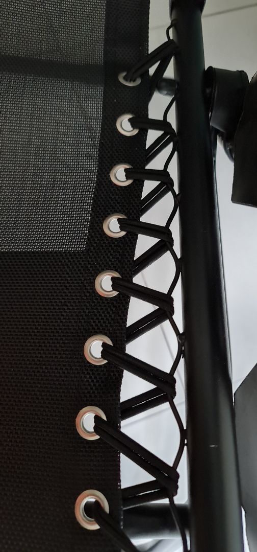 Đây là một trong hai sản phẩm mua tặng mẹ dịp 20/10 và có áp dụng mã giảm giá, khá là hài lòng về sản phẩm. 
- bộ sản phẩm bao gồm: ghế, tựa đầu, hướng dẫn sử dụng, phiếu bảo hành cùng khay nhựa để đồ. (tuy nhiên khay này chỉ là phụ kiện rời gắn ngoài với ghế, không phải là bộ phận được liên kết bởi vít ốc hay liên kết nào khác. do vậy khi bung ghế ra là có thể gắn vào như hình, còn khi gập ghế lại thì sẽ là bỏ ra)
- bộ lẫy trượt để điều chỉnh phần lưng ghế trơn, nhậy, dễ sử dụng, có thể nghe được tiếng trượt rất êm khi thao tác, ko bị khựng hay kẹt dính và khi đã kéo 02 lẫy khóa lên để giữ cố định thì chắc chắn, ko lo ngại bị trượt hay ghế ko thể giữ được nguyên vị trí như bạn mong muốn. ( bạn có thể tham khảo thêm video của hãng để hiểu cơ chế điều chỉnh này)
- chất lượng hoàn thiện các chi tiết cũng tốt, phần dây đai dây dù co giãn tốt, châc chắn, giữ phần thảm cói để nằm/ngồi êm, căng, ko có bị võng hay trùng xuống. các đai luồn dây được may cũng chắc chắn và đẹp, mức độ hoàn thiện mình đánh giá cao. lớp sơn đen sần của bộ khung sắt bóng đẹp, vị trí đinh vít khoan bắt chắc chắn, mối nối hàn được xử lý cũng gọn, ko để lại các cạnh sắc nhọn nào nên ko lo vấn đề dễ bị tổn thương tay chân nếu lỡ vô ý đụng phải. 
-phần chân đế của bộ khung ghế, tiếp xúc với mặt sàn có thông qua 4 lớp bọc nhựa,đảm bảo khung sắt cách mặt sàn ~ 2mm, như vậy ko lo lắng việc ghế có thể làm trầy xước mặt sàn. 
ừm, một vài nhận xét như vậy. 
cảm ơn đã đọc.