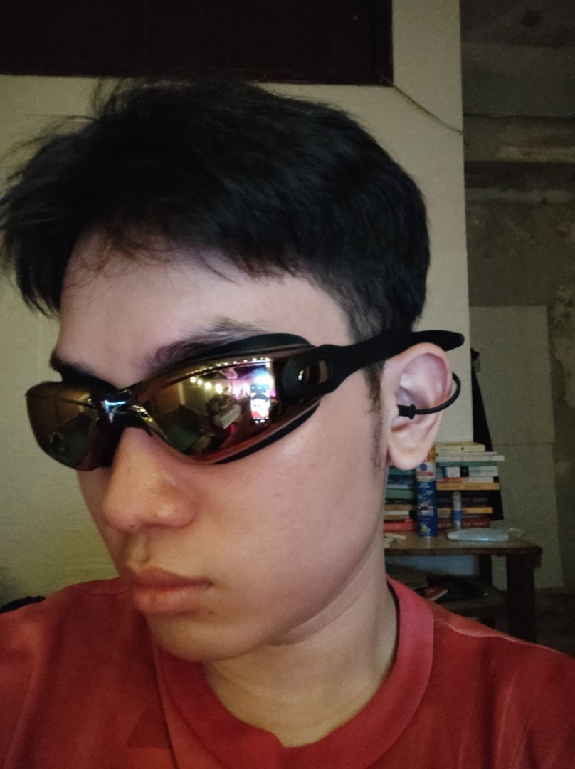 Đã dùng một lần. kính bơi thẩm mỹ cao, rất đẹp. Tuy nhiên độ hoàn thiện chưa cao lắm, các bạn xem hình sẽ thấy chỗ bị thừa keo. Kính có 1 lớp chống sương, nhưng theo mình thấy nó ko bền, bơi 1 lần xong thấy nó bầy hầy như hình mình chụp (cái này tốt nhất nên mua anti fog bôi vào, đồ free xài chán). bịt tai thì cũng tạm, mình bơi sải hay bị rơi ra, kính đặc biệt rất tốt ở việc không vào nước dù mình để dây lỏng, rất đáng khen. cho 4 sao