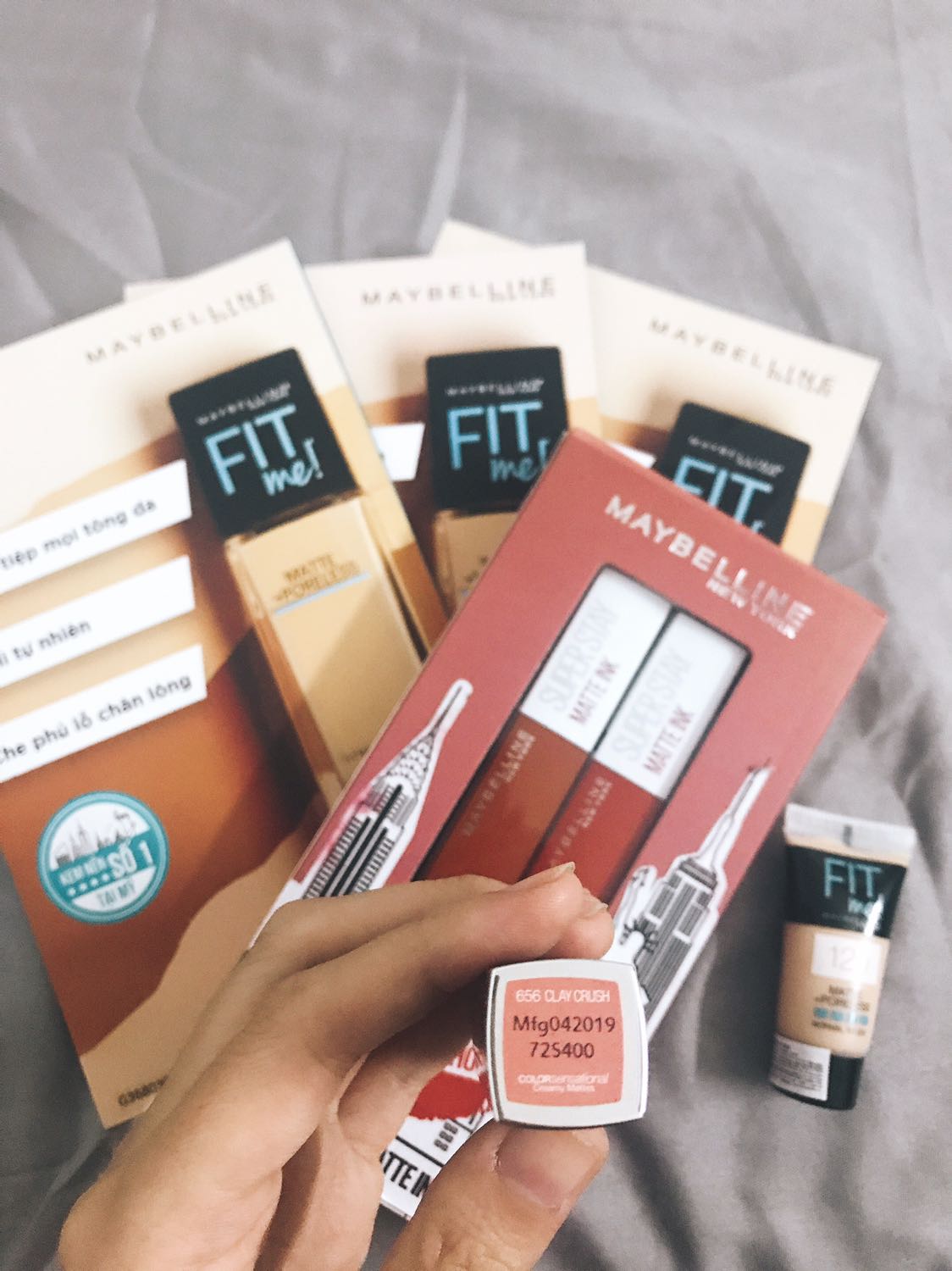 Combo 288k, mình đặt qua app còn 258k hai thỏi son superstay, được tặng 1 tuýp 5ml kem nền + bộ ba mẫu thử kem nền 3 tông da phổ biến, và cả tuýp son thỏi màu cam đất siêu dễ thương. Hàng tặng nên nhỏ nhỏ xinh xinh, không ngờ được tặng nhiều vậy luôn, mả chất son superstay thì lì thôi rồi, ai xài dòng này rồi thì chắc không nỡ bỏ qua vì giá hạt dẻ nhưng chất lượng cực xịn