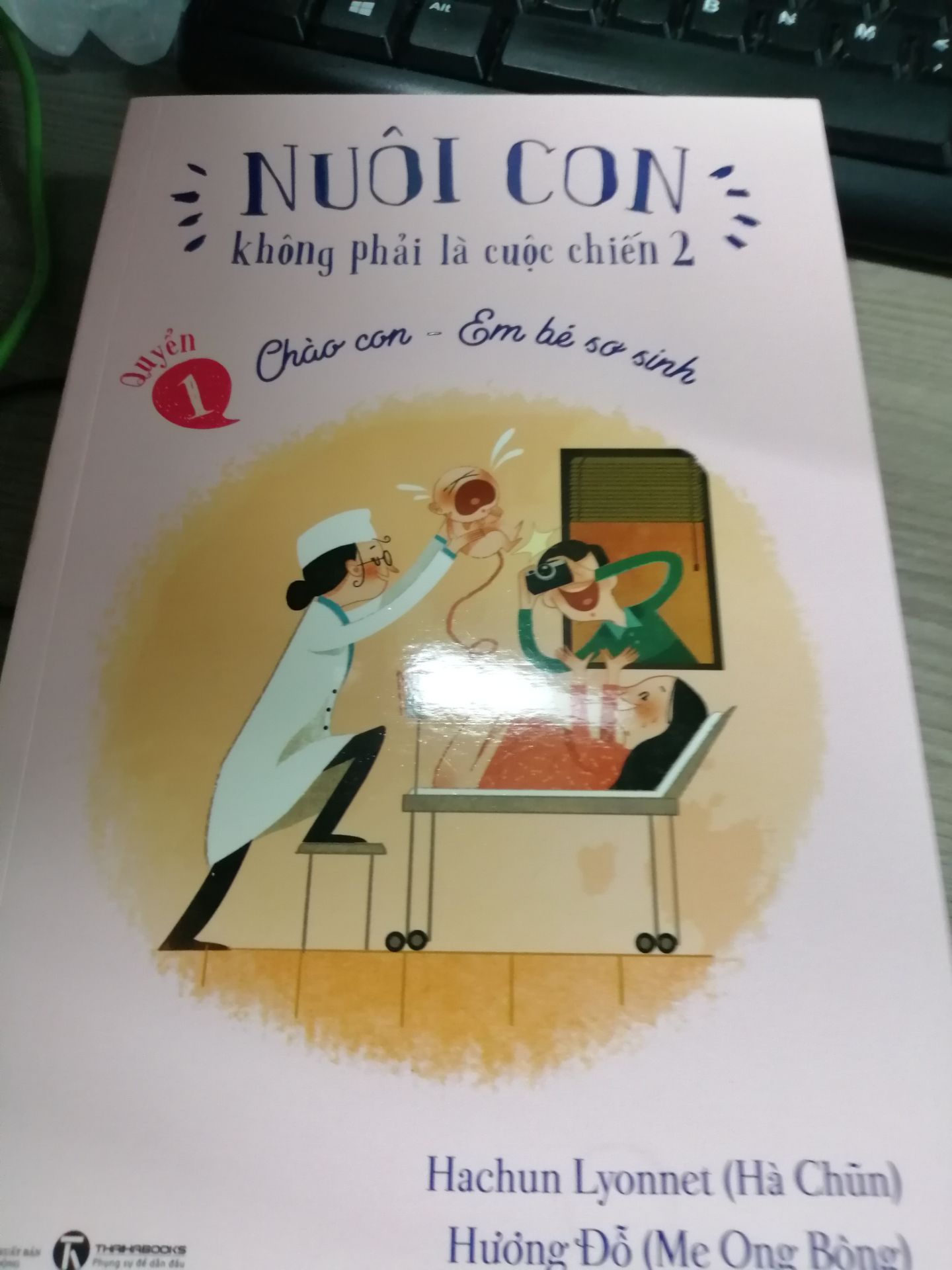 Giao hàng đúng hẹn. Sách mình check sơ thì thấy in rõ, không dơ. Nội dung thì mình mới đọc mấy chục trang, nhưng mình học được khá nhiều điều mới lạ. Với lần đầu làm mẹ, những thông tin trong sách giúp mình có hướng đi cho việc đi sinh và nuôi con trong tương lai.