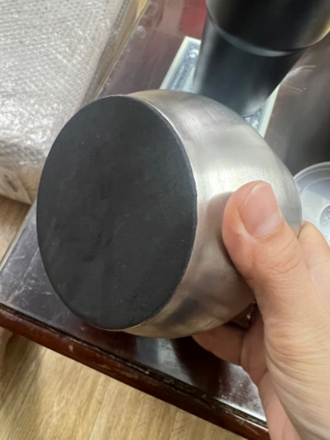 Cối và chày chắn chắn, cầm nặng tay, nhỏ gọn dễ giã, và đúng là giảm tiếng ồn thật. Phần đế vừa là ưu vừa là khuyết. 
- Ưu:đế có miếng muốt mỏng để giảm trơn trượt, thiết kế có tâm
- Khuyết: muốt còn mỏng, m chạm vào nhhe lộp bộp, cảm quan hơi ko thích