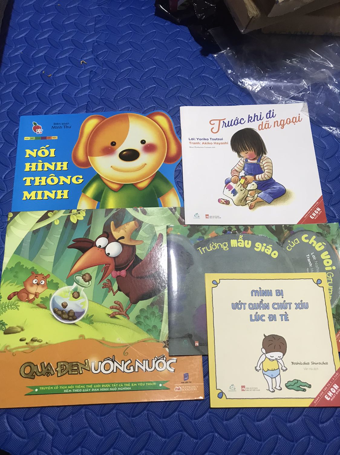 Shop đóng gói cẩn thận. Sách in màu bìa bóng. Khổ to. Gồm 3 câu chuyện Quạ uống nước trong bình. Cô bé quàng khăn đỏ!va 1 truyện nữa mình quên rồi. Toàn truyện kinh điển. Sale 12k. Hình vẽ dễ thương. Kèm theo 2 trang hình dán siêu yêu