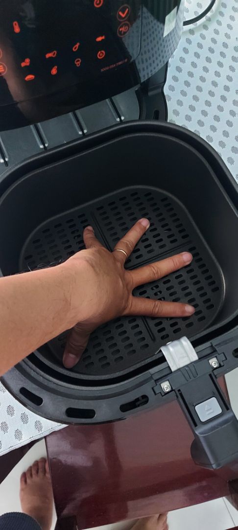 Nồi chiên không dầu philips rất chất lượng, sang trọng, hoạt động lần đầu thấy ổn, thịt chín vàng đẹp, giá hơi cao hơn nhiều hãng nhưng chất do chất lượng. Giao hàng nhanh chóng, gói kỹ. Lần đầu nên lấy 1 chén nước cốt chanh đun ở 200 độ, 10 phút là hết mùi nhựa.