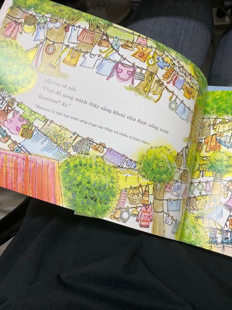 Nhà mình đã có cũng nhiều sách của ehon rồi đấy nhưng sách của shop lúc nào cũng có nét độc đáo nhất, bé rất phối hợp với mình để nghe mình đọc.