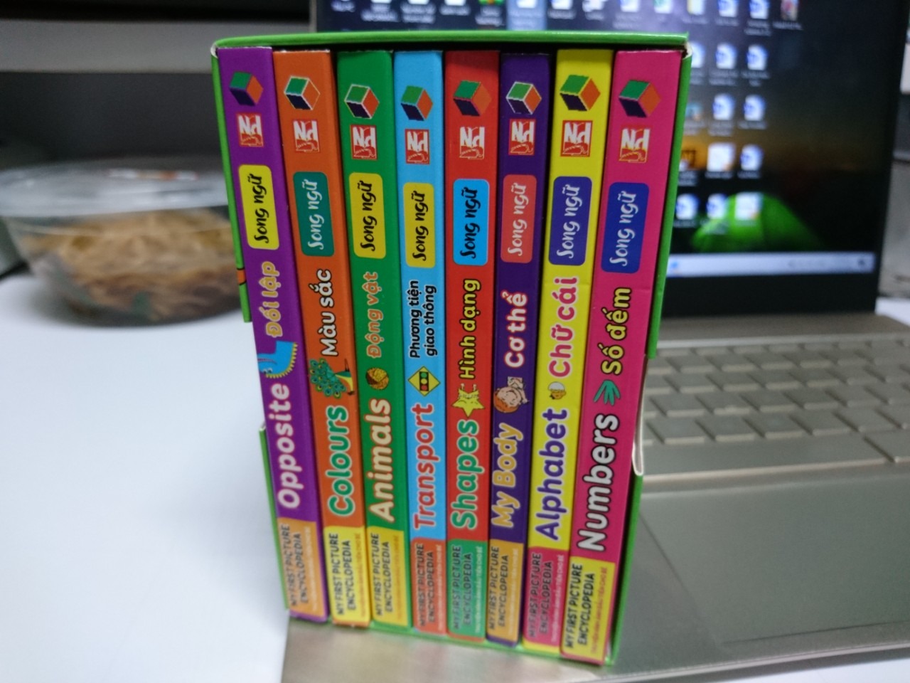 Bộ 8 quyển có hộp đựng gọn gàng, tiện lợi. Sách trang dày, cứng cáp, hình ảnh đẹp rõ ràng. Có quyển Animal bị trùng 2 trang hình lặp lại.