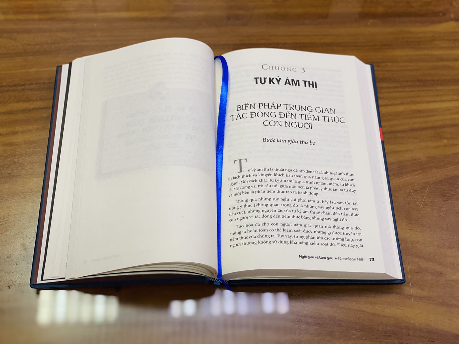 - Do tình hình dịch bệnh căng thẳng nên Fahasa giao hàng khá chậm so với dự kiến. Tuy nhiên thùng hàng luôn được đóng gói cẩn thận và chắc chắn. 
- Sách được bọc chống sốc và màng co phẳng phiu. Về mặt hình thức sách có bìa cứng, khổ vừa, cầm chắc chắn và khá nhẹ. Tuy nhiên chất lượng giấy không tốt lắm, nhám và khá mỏng. Về mặt nội dung cá nhân mình cảm nhận đây là một quyển sách truyền cảm hứng, mang nhiều thông điệp tích cực và khích lệ tư tưởng làm giàu của bất kì cá nhân bình thường nào trong xã hội. Nếu bạn trông chờ vào một bí quyết cụ thể, chi tiết và có thể áp dụng để kiếm tiền ngay lập tức thì quyển sách này có lẽ không phù hợp với tiêu chí đó.