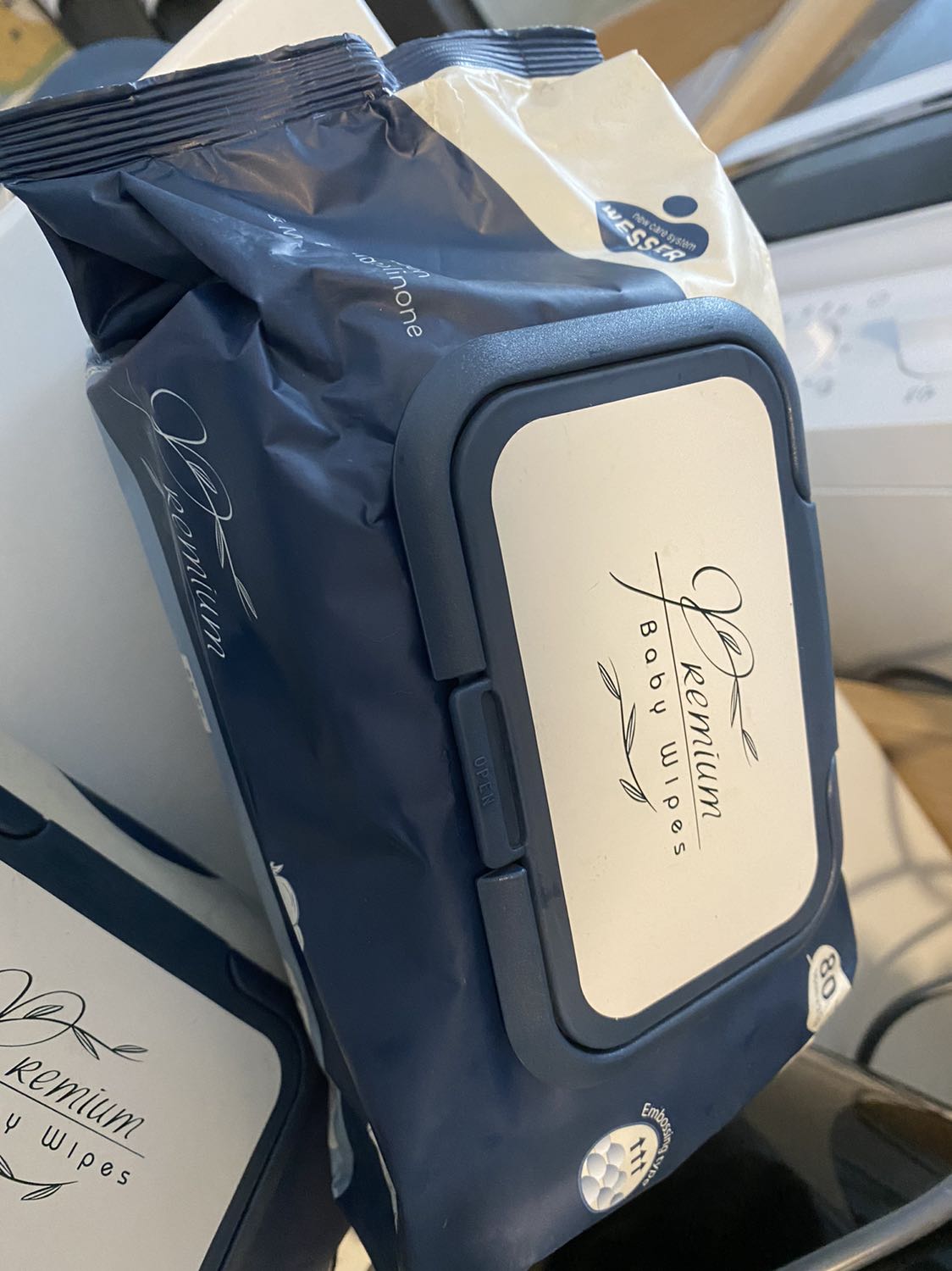 Mình nhận là 1 bịch nilon, ko bọc hộp carton như Tiki thường bọc hàng, mở ra vỏ sp ko đc sạch cho lắm. Giấy dùng thì ok.