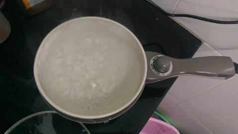 Chất liệu nhựa và chống dính tốt, có ngắt nhiệt khi đủ độ, mình rất hài lòng.

@Shop : thiết kế hộp đựng kém, Shop nên gia cố thêm để chống móp méo khi vận chuyển. chỉ cần hàng tốt và chất lượng tốt người SG sẽ ủng hộ Shop.
Thanks Shop.