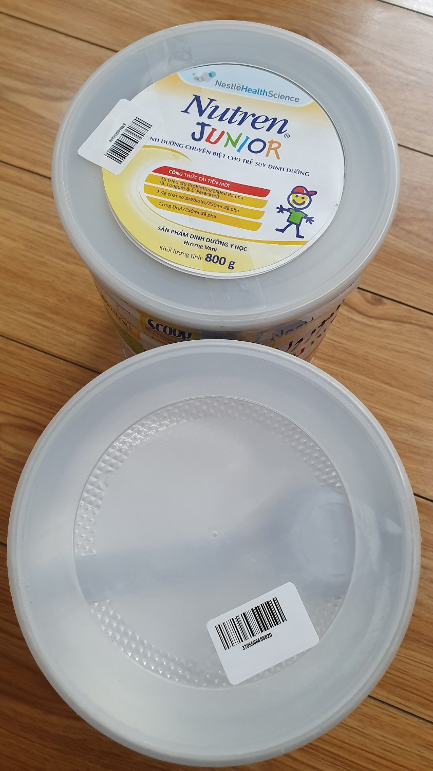 Tôi mua 2 hộp sữa thì 1 hộp tình trạng bề ngoài không được mới. Thân hộp bị trầy xước, viền đáy hộp bị gỉ sét, trên nắp hộp không có tem thông tin sản phẩm mà còn có vết giày bẩn in trên nắp nhựa của hộp. Tuy date vẫn còn đến ***. Nhưng bề ngoài sp như vậy khiến tôi không hài lòng. Tôi mua 2 hộp sữa thì 1 hộp tình trạng bề ngoài không được mới. Thân hộp bị trầy xước, viền đáy hộp bị gỉ sét, trên nắp hộp không có tem thông tin sản phẩm mà còn có vết giày bẩn in trên nắp nhựa của hộp. Tuy date vẫn còn đến ***. Nhưng bề ngoài sp như vậy khiến tôi không hài lòng.