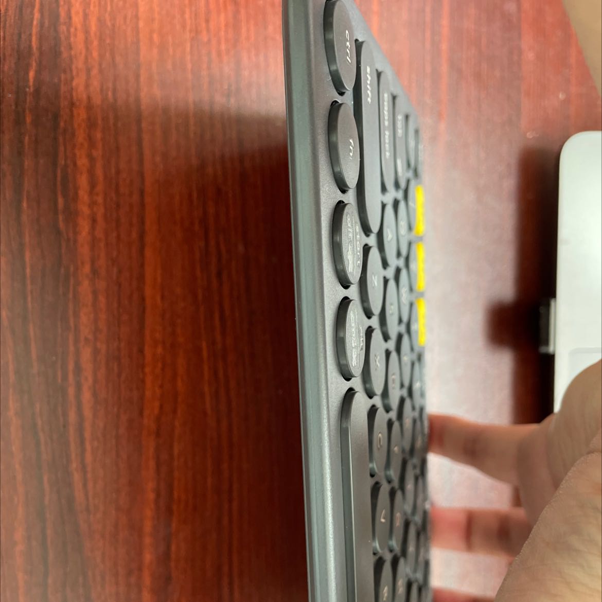 hành trình phím hơi ngắn hơn bình thường, lâu lâu gõ phím S không dính lắm, mình kết nối với mac os thì gõ hay bị hụt phím do phím hình tròn (chắc do quen với layout cũ trên con MacBook Pro của mình)
độ nảy phím cũng tương đối, nhìn chung trong tầm giá này thì đây là 1 lựa chọn tạm được! hành trình phím hơi ngắn hơn bình thường, lâu lâu gõ phím S không dính lắm, mình kết nối với mac os thì gõ hay bị hụt phím do phím hình tròn (chắc do quen với layout cũ trên con MacBook Pro của mình)
độ nảy phím cũng tương đối, nhìn chung trong tầm giá này thì đây là 1 lựa chọn tạm được!