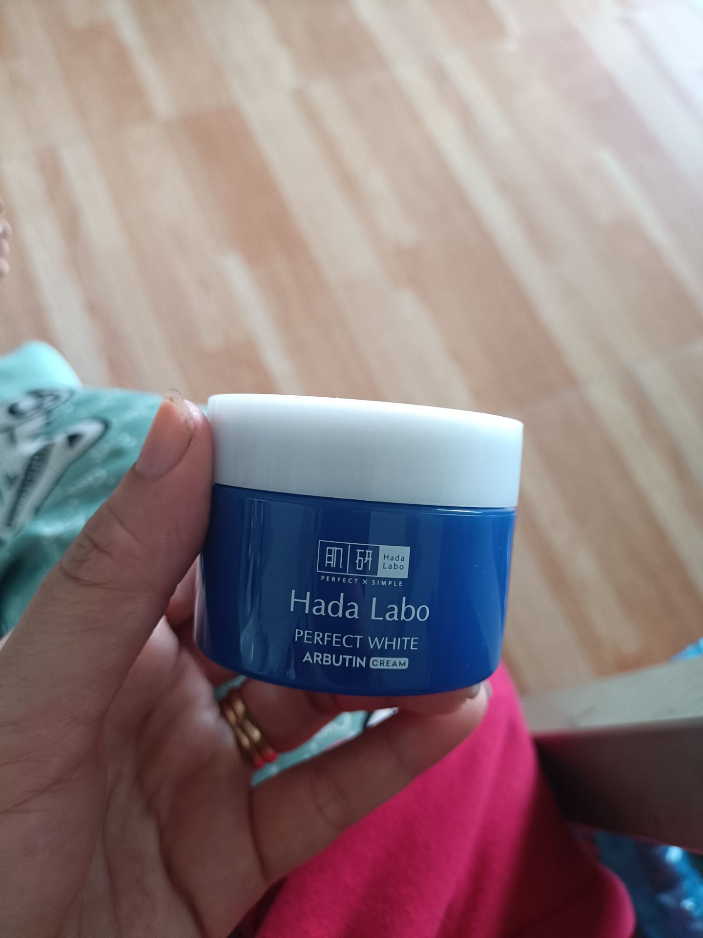 Kem dưỡng thấm nhanh ko bết dính. Mùi cực kỳ dễ chịu như ko mùi á. Thích hợp cho da dầu hơn nhé. Về độ dưỡng ẩm thì mình chấm 9điem vì da mình là siêu dầu. Được tặng thêm combo skincare cơ bản nhỏ gọn xinh xắn để dành mang đi du lịch vậy 🥰🥰