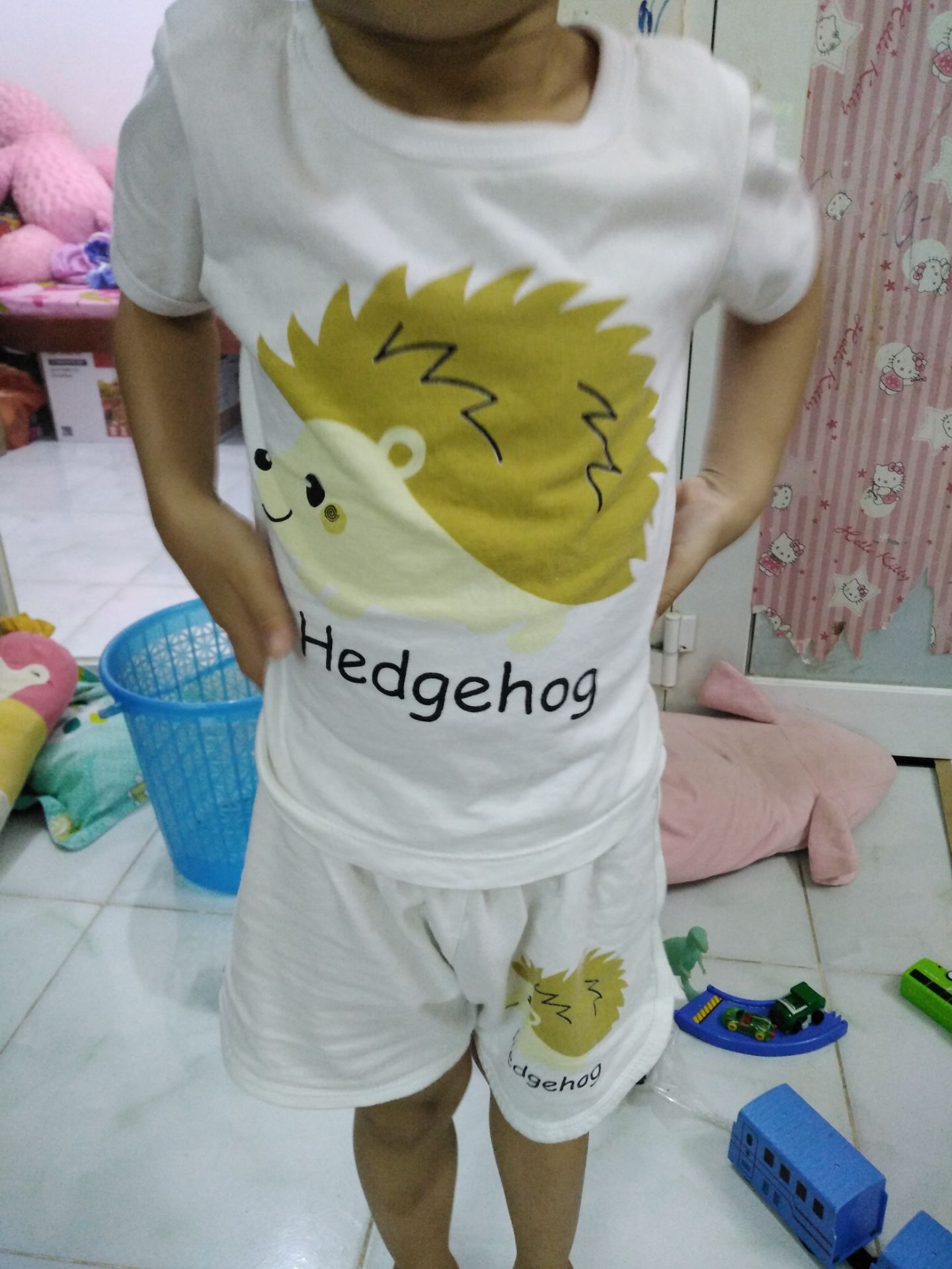 Đủ 5 bộ, hình in trên áo dễ thương, bé mặt vừa.