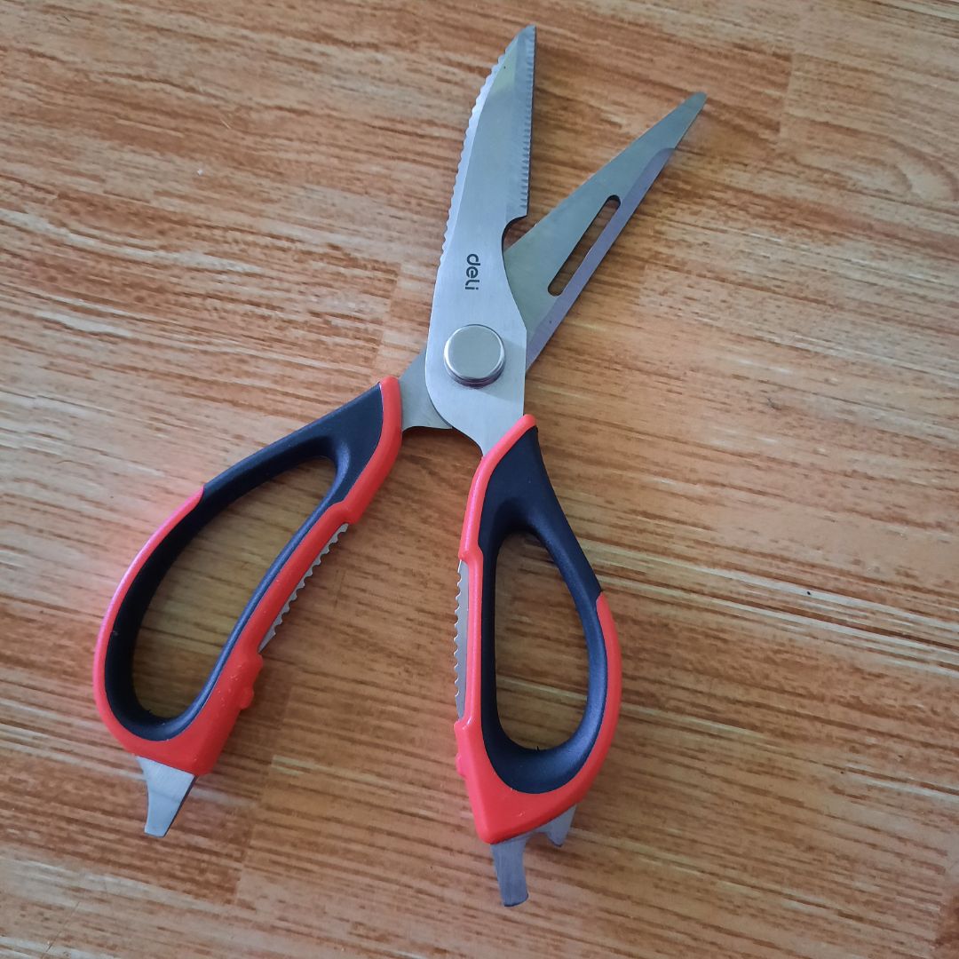 Kéo đẹp, dễ tháo rời 2 đầu, dùng cắt giấy thì tốt chứ cắt thịt dễ bị cùn, mất công mài lắm