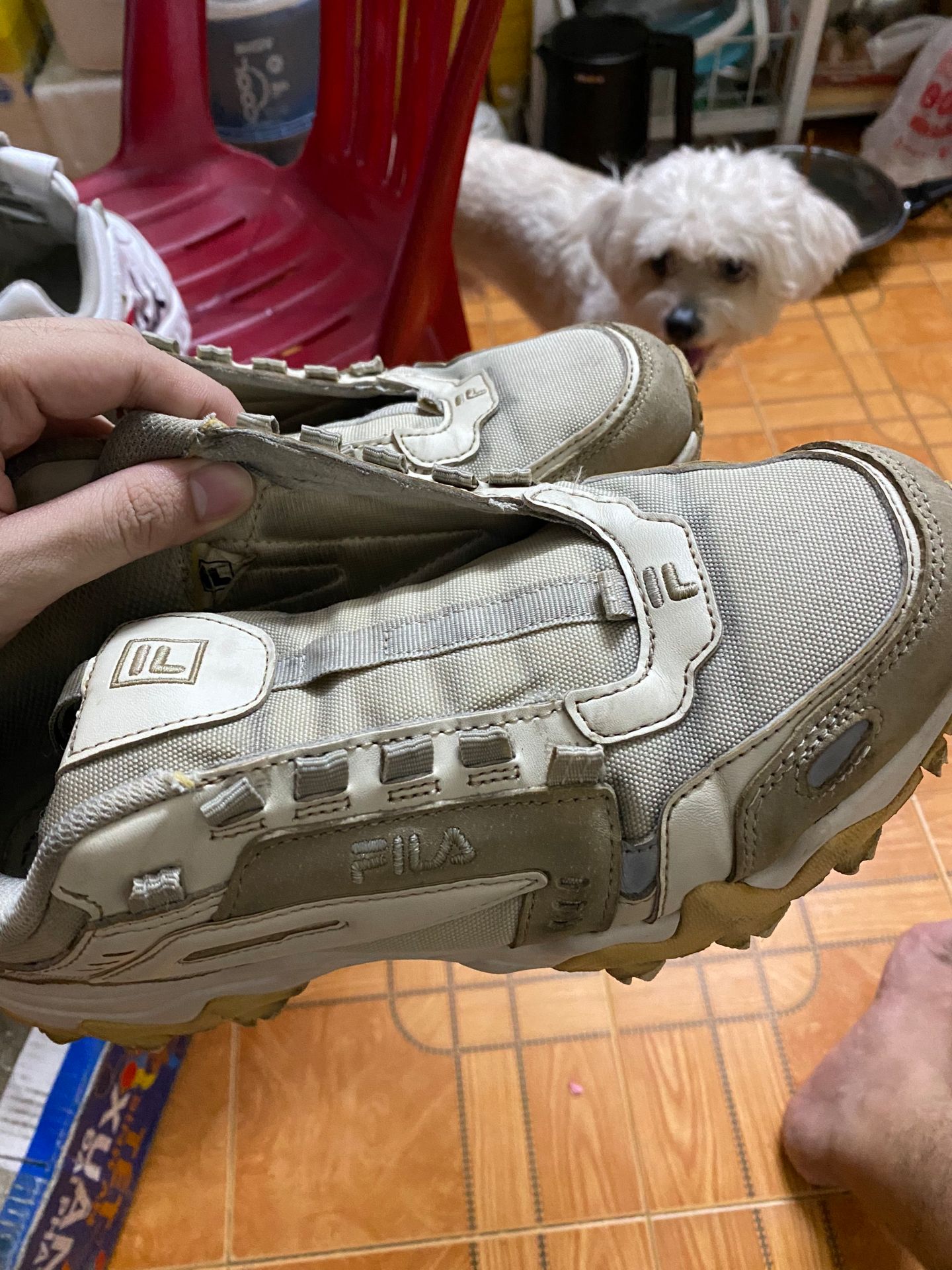 Không có gì ngoài từ "Tốt"
Sạch được tầm 9/10 phần, tuy nhiên các đôi giày vải thì hơi tốn hơn do chưa kịp chà bao nhiêu nó đã thấm vào hết rồi.