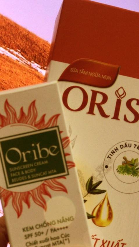 Lấy 1 ít cho vào lòng bàn tay hoặc vào bông tắm xoa nhẹ xoa nhẹ, hiệu quả sau 1 tháng nè, kiên trì thêm để hết dứt điểm lun