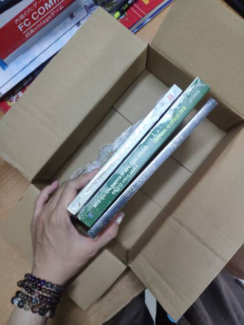 Sách còn seal, được đóng gói khá cẩn thận vì mình có note lại để tặng. Tiki chưa bao giờ làm mình thất vọng.