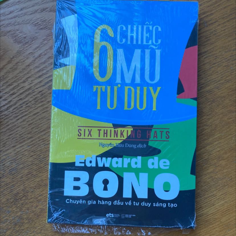 Mình đã từng lướt qua và đọc thử quyển sách này ở nhà sách, thế nhưng lúc đó mình lại chần chừ chưa quyết định mua. Hôm nay khi đang suy nghĩ về các phương pháp và cách thức mới giúp cho công việc hiệu quả, mình mới nhớ đến quyển sách này. Theo mình quyển sách sẽ phù hợp là nguồn tham khảo giúp bạn trong việc đưa ra quyết định khi bàn luận và làm việc nhóm, bất kể cho việc học tập, công việc hay giao tiếp thường ngày. 

Sách được giao đến với đóng gói kỹ lưỡng, có bọc mút chống va đạp và không bị hư hỏng sứt mẻ chút nào. Mình cảm thấy rất vui!