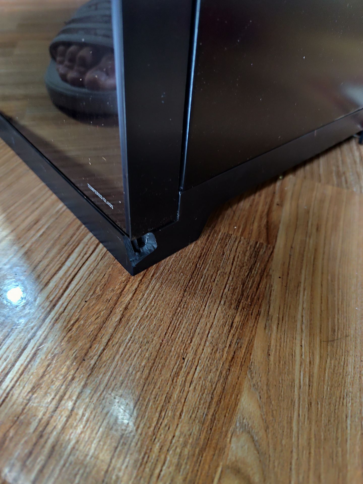 Sản phẩm mở ra bị bể kính , gẫy hết các chốt và vít